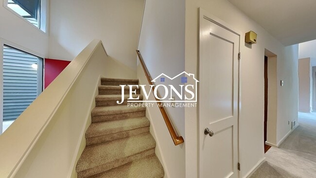 Building Photo - Top-floor 2-level condo with brand-new kit...