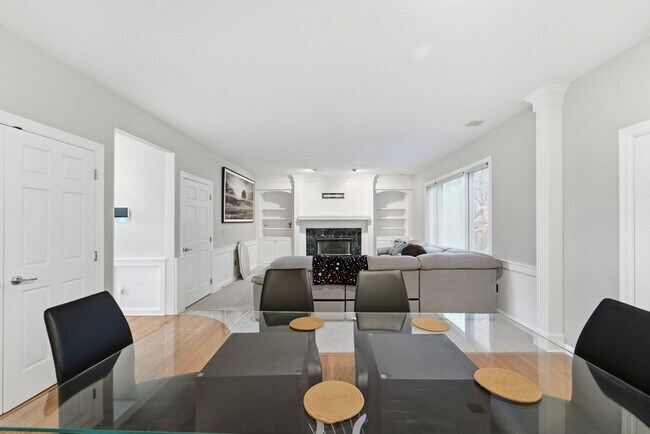 Building Photo - TIMELESS COMFORT!! 4 Bedroom, 4 Bathroom Home in Urbandale!