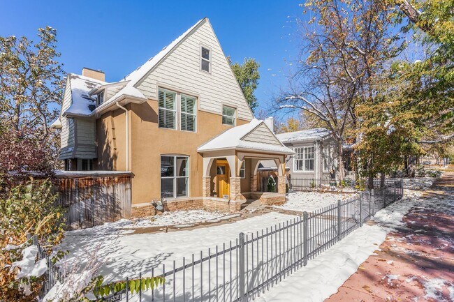 Building Photo - Beautifully updated 3 BR 3 bath Victorian home 7 blocks from Washington Park