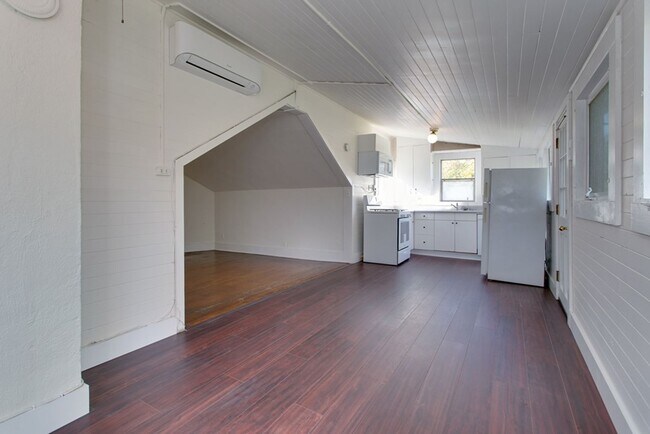 Building Photo - 1913 SE Stark St