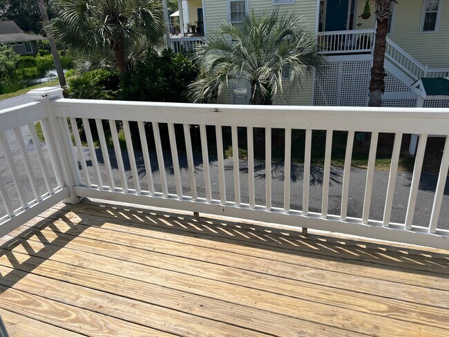 Building Photo - Beautiful Home, Mid-Island in Yacht Cove!