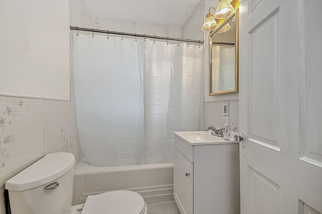 Building Photo - 3 Bdrms +Office / 2 baths Upstairs Apt - K...