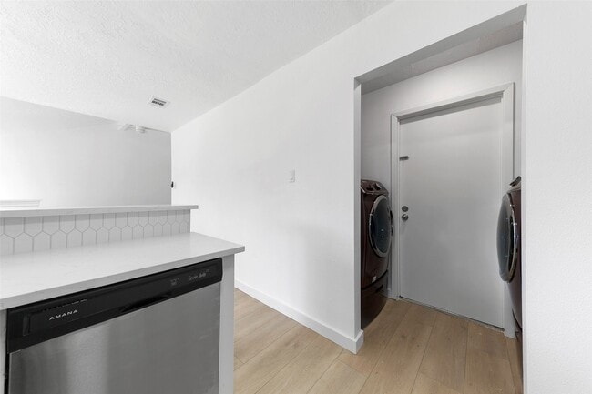 Building Photo - 2042 Lexington Woods Dr