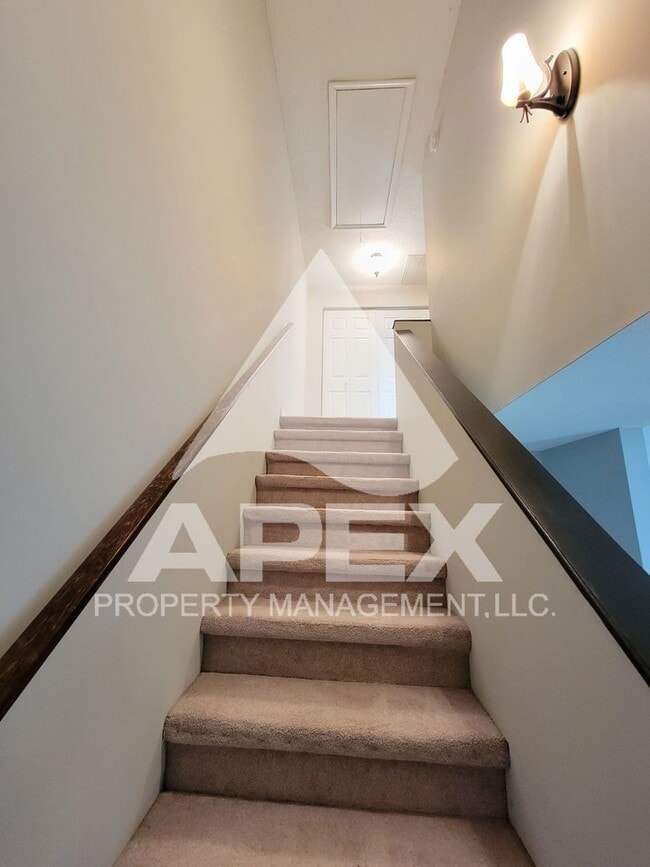 Building Photo - WEST KNOX - Spacious 2Bd/2Ba Condo in Silverbrook!