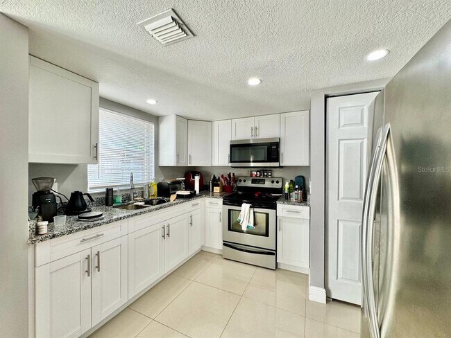 Building Photo - 5216 Tennis Ct Cir