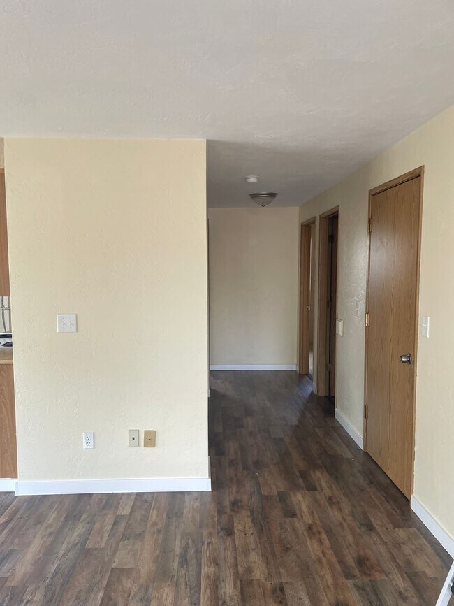 Building Photo - 00340-1554/1555 Wedgewood