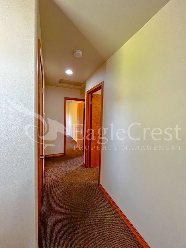 Building Photo - Large 6-Bedroom Whitman Neighborhood House; Students Welcome!