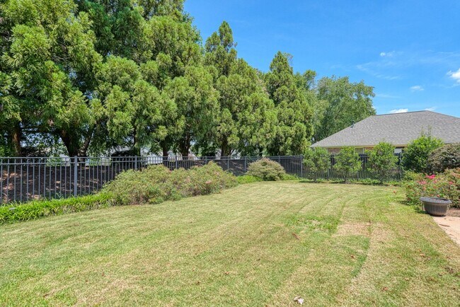 Building Photo - 210 Rivermill Ct