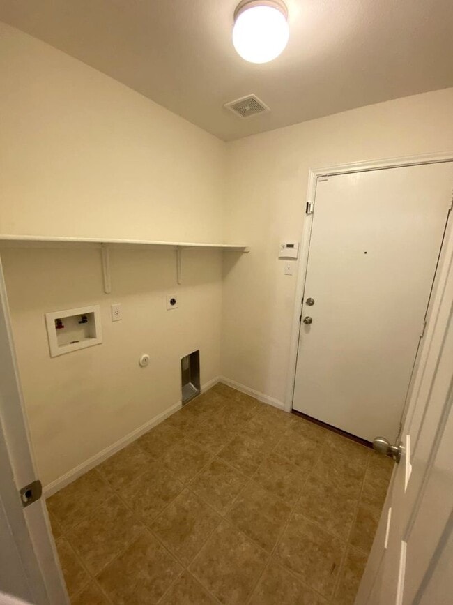 Building Photo - AVAILABLE NOW! - 2 WEEKS FREE!