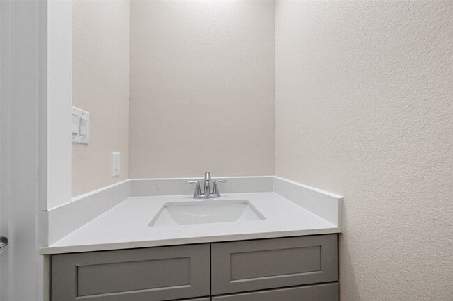 Building Photo - 9409 Clinton Dr