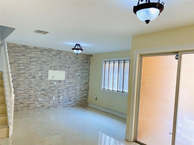 Building Photo - 6225 SW Kendale Lakes Cir