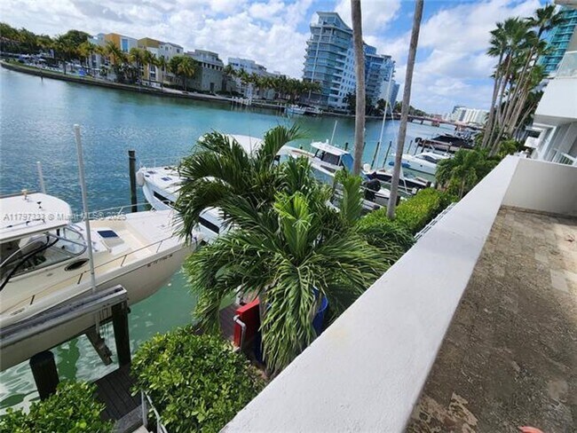 Building Photo - 5900 Collins Ave