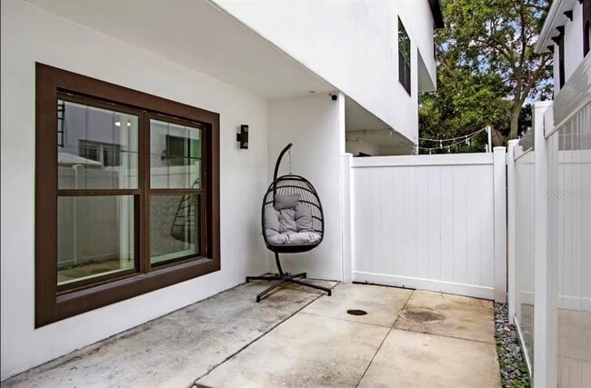 Building Photo - 405 S Westland Ave