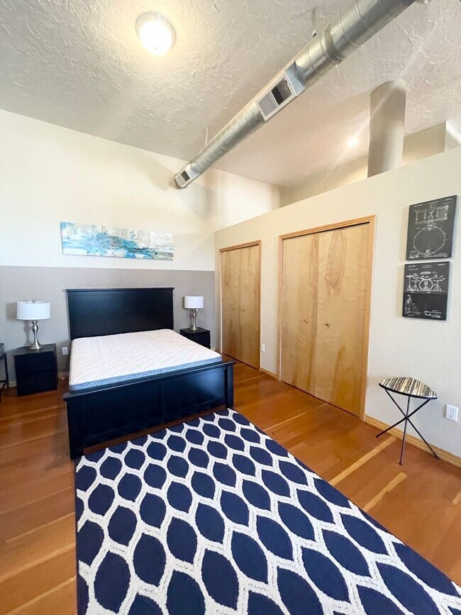 Building Photo - Downtown living at your doorstep loft styl...