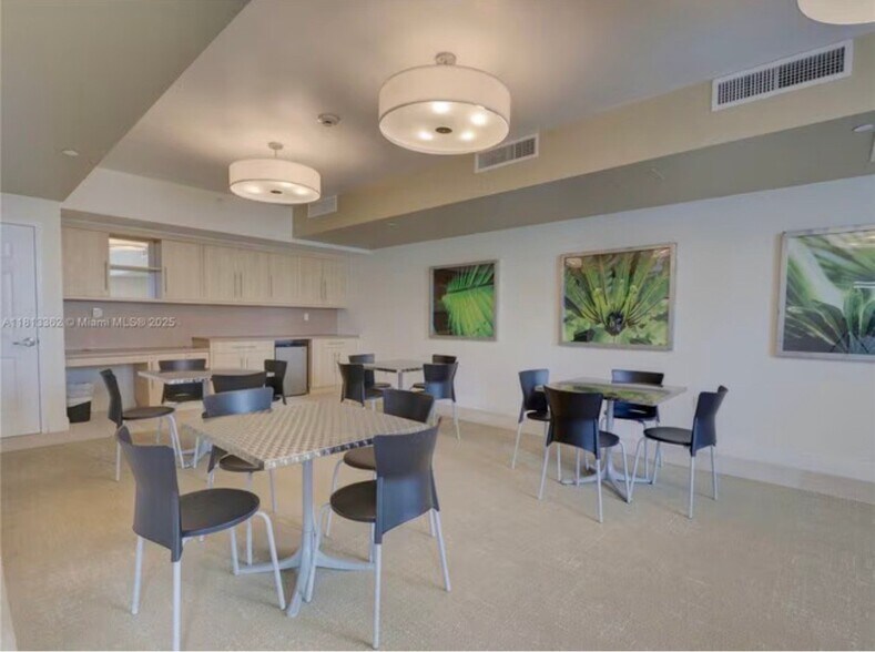 Building Photo - 3000 Coral Wy