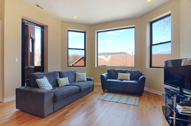 Building Photo - 2151 W Evergreen Ave