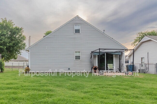 Building Photo - 216 N Fretz Ave