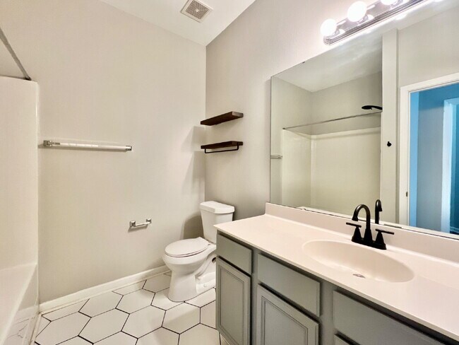 Building Photo - UPDATED 1 STORY TOWNHOME!