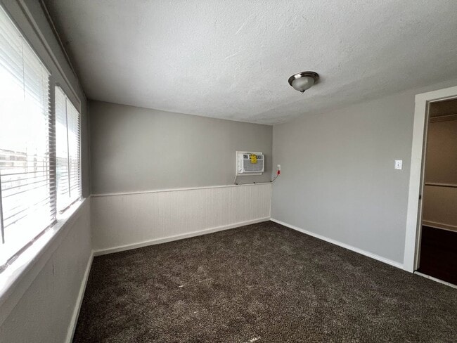 Building Photo - Charming 3BR/1BA Home with Detached Garage