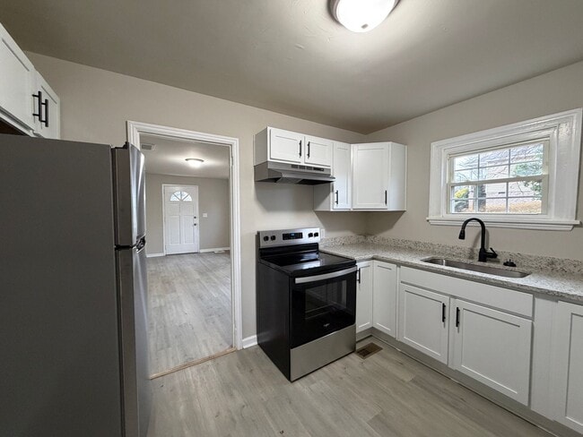 Building Photo - Charming 2 bedroom 1 bath cottage