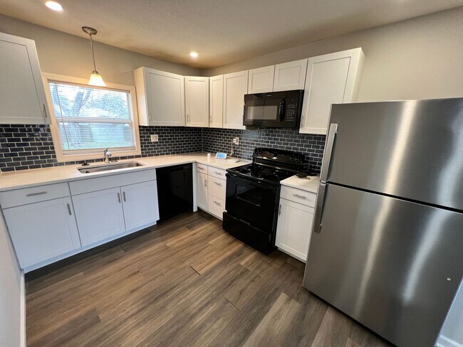 Building Photo - Inviting 3 Bedroom Home with Garage & Storage Space