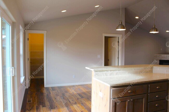 Building Photo - Newer single-level 3 BR home in NW Redmond with fenced backyard and RV parking