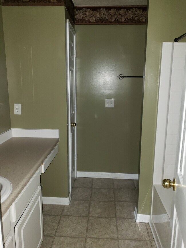 Building Photo - Single Family Home with Fireplace in McDonough - Built 2004