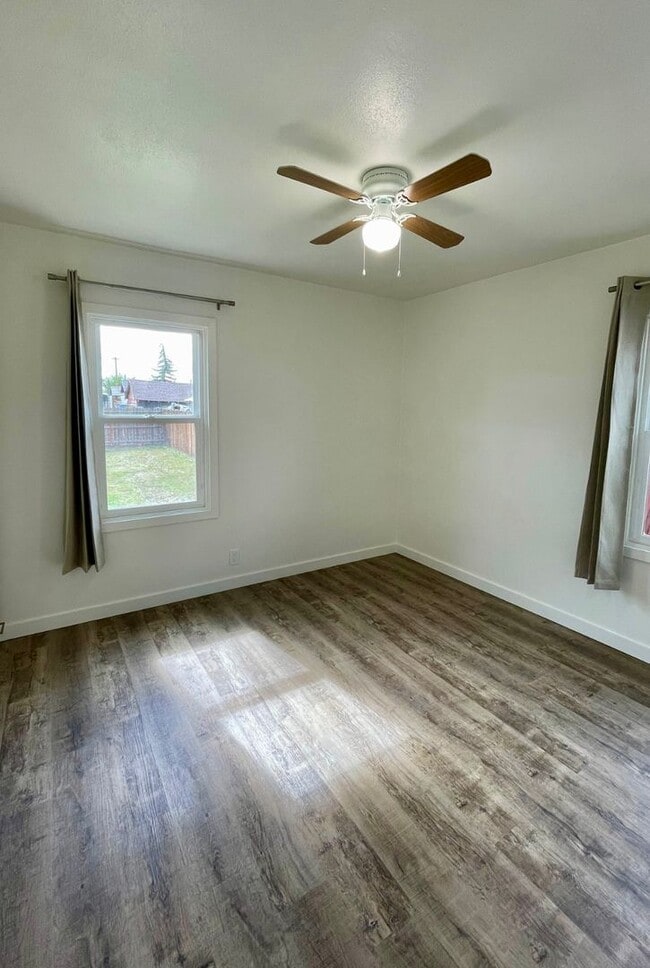Building Photo - Freshly renovated 2bdrm, 1 bath house with...
