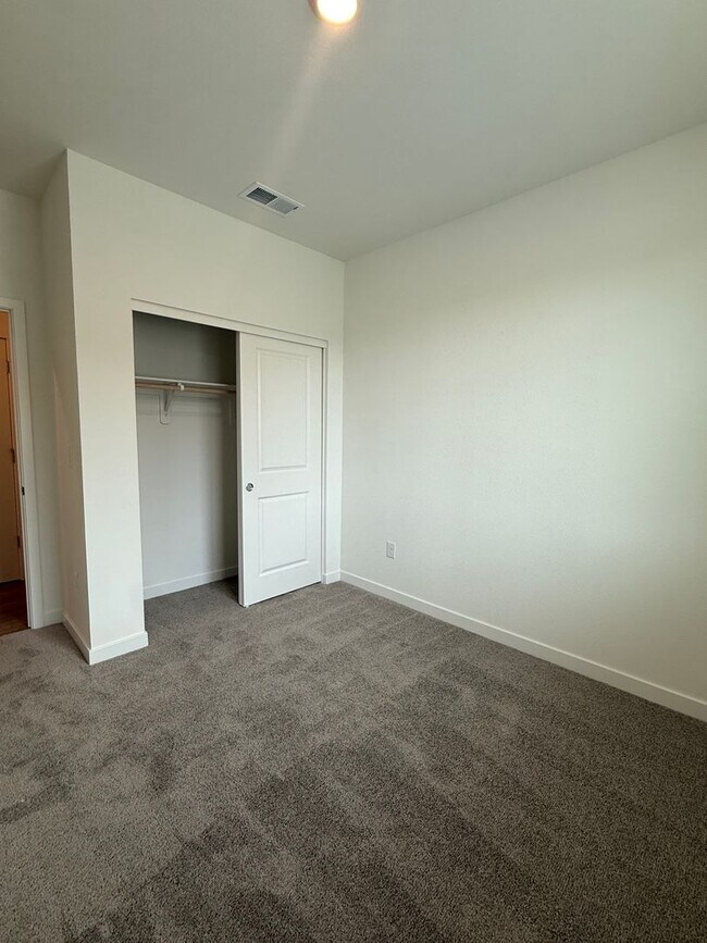 Building Photo - 832 Villa St