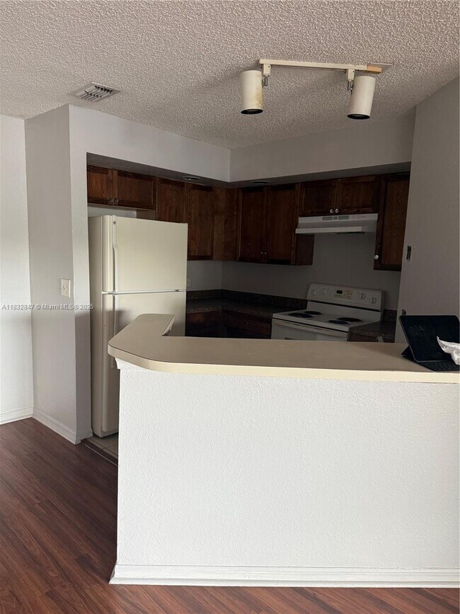 Building Photo - 3320 Pinewalk Dr N