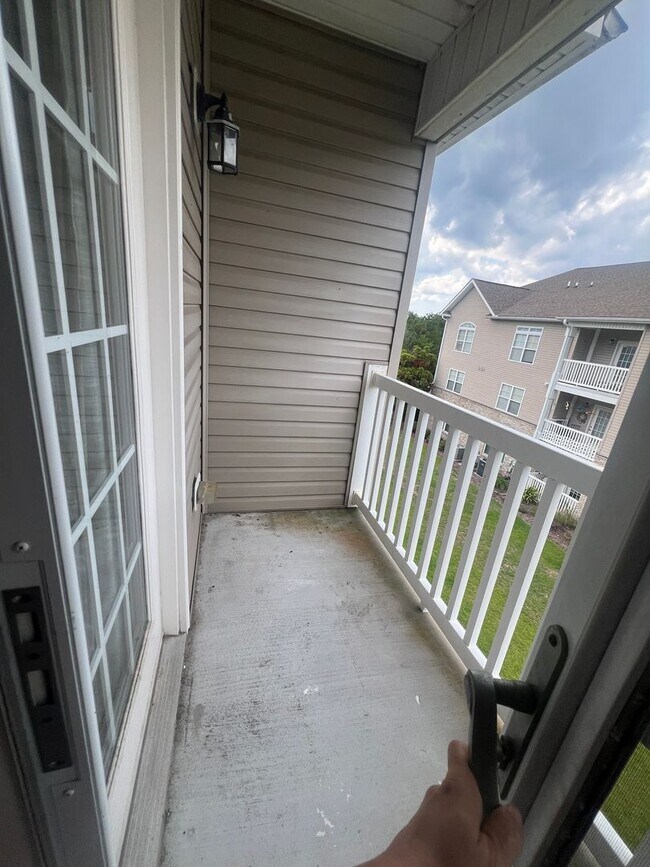Building Photo - RENT SPECIAL! Beautiful 2 Bedroom 2 Bathro...