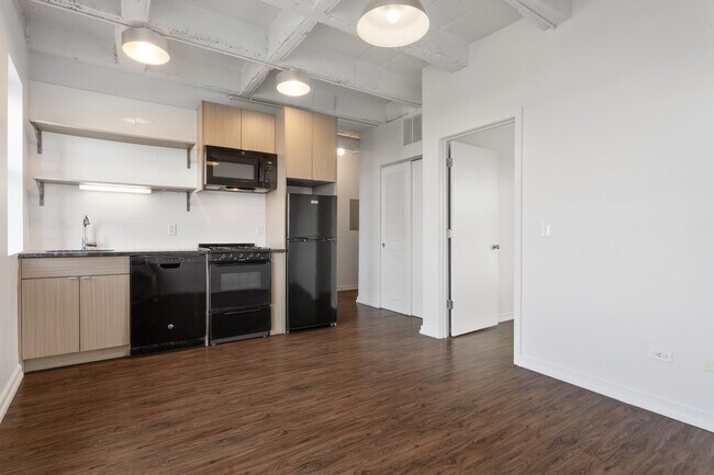 Building Photo - 1325 W Wilson Ave