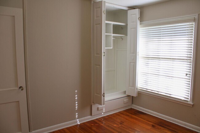 Building Photo - 3 BEDROOM WILSHIRE