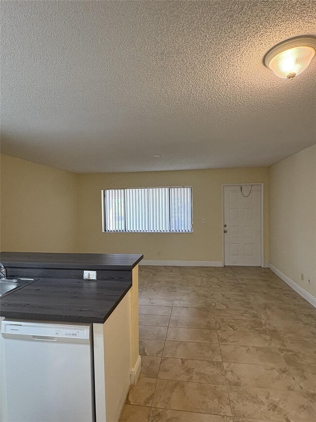 Building Photo - 1529 Meadows Cir W