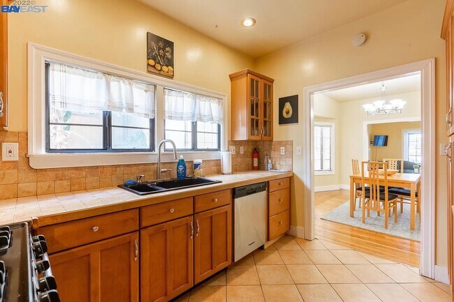 Building Photo - 541 33rd St