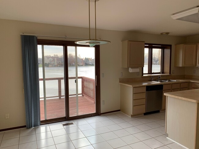 Building Photo - 1698 Mackwood Rd