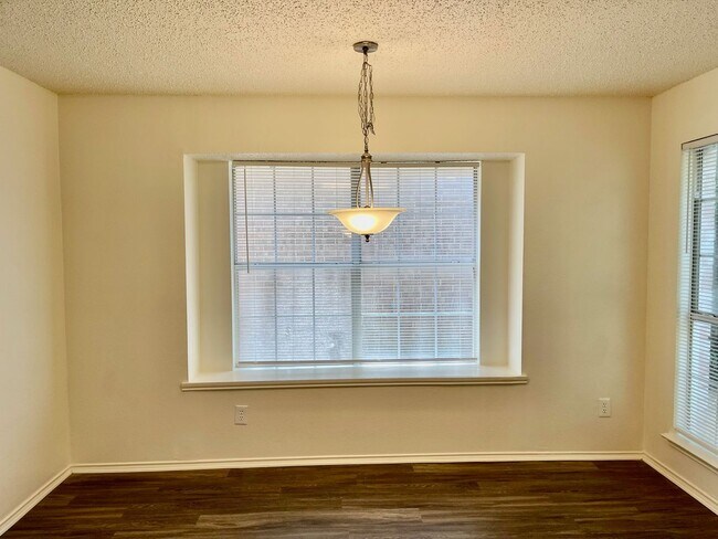 Building Photo - Nice 2 Story Home in Arlington ISD