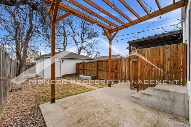 Building Photo - Charming Townhouse with Washer/Dryer and Central AC