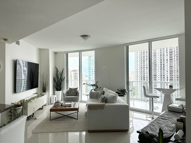 Building Photo - 300 S Biscayne Blvd
