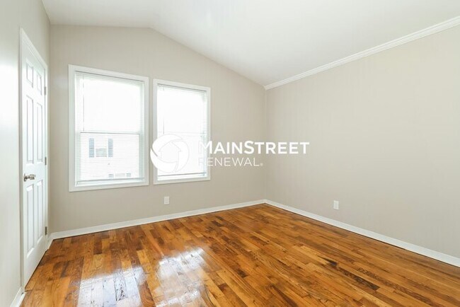 Building Photo - 3 Bedroom Pet-Friendly Home in Louisville, KY with Main Street Renewal