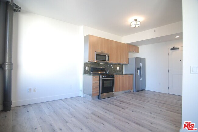 Building Photo - 460 S Spring St