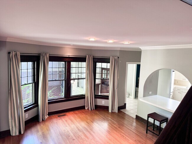 Building Photo - Historical Duplex - Spacious 3 Bedroom, 2.5 Bath Duplex with fenced in private patio.