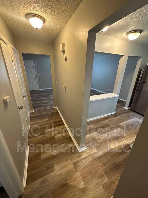 Building Photo - 222 N Oak Dr