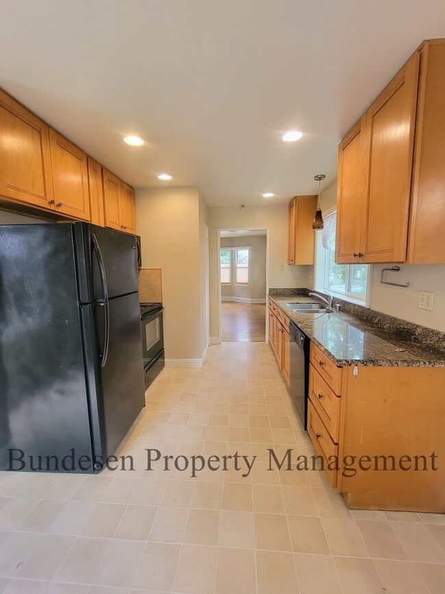 Building Photo - Charming 2 bedroom with vintage appeal