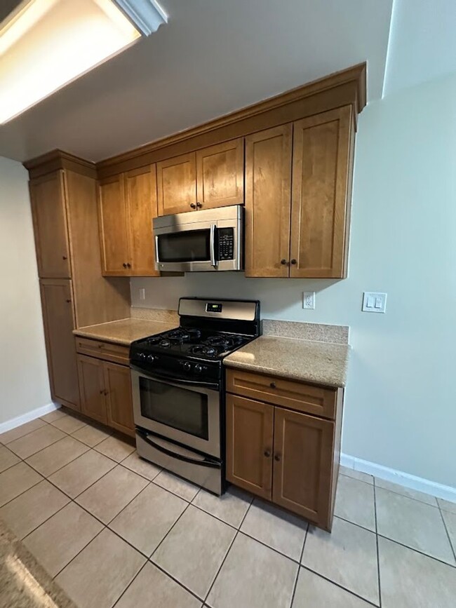 Building Photo - Spacious 1 Bedroom Winnetka Condominium fo...