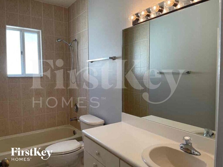 Building Photo - 3143 NE 4th St