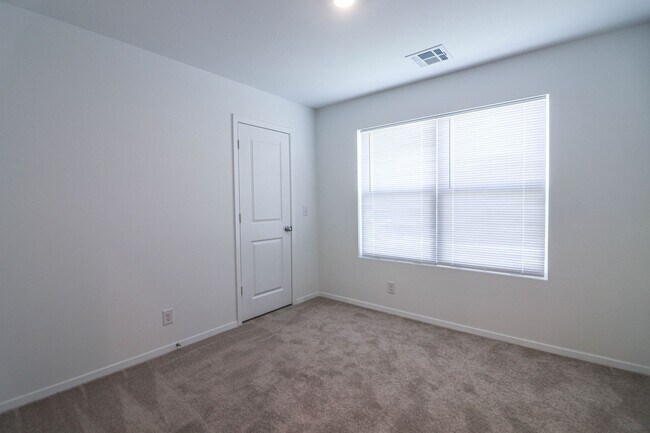 Building Photo - 3202 S 15th Pl