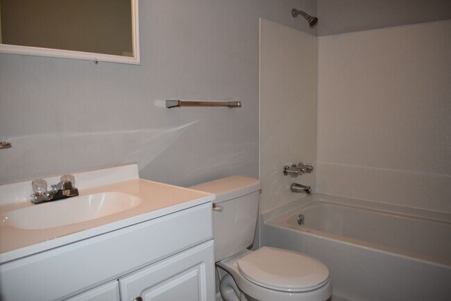 Building Photo - Cozy & Convenient 1-Bed Unit | Centrally Located Near Bases & Parks