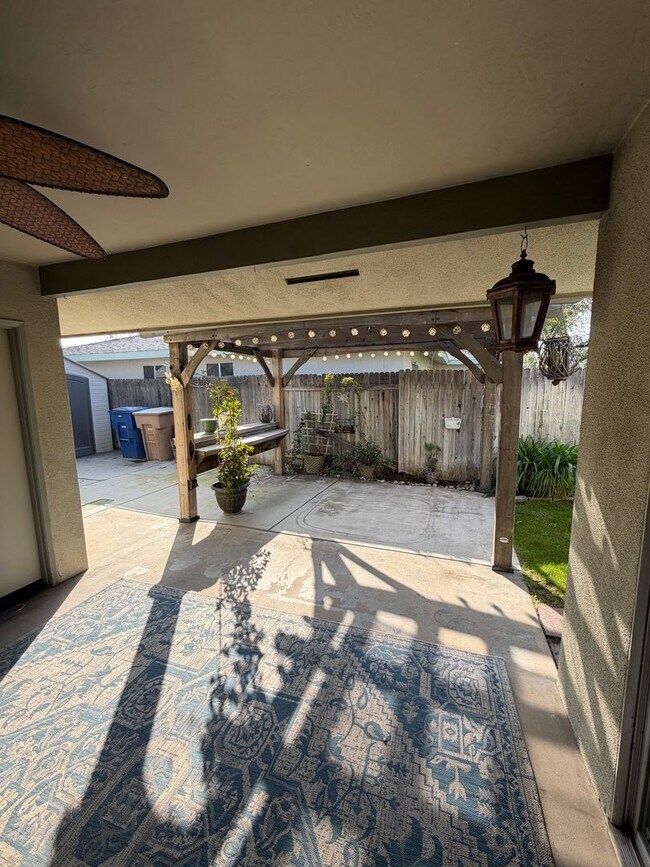 Building Photo - 55 and OLDER KERN CITY 2 BED UPDATED HOME