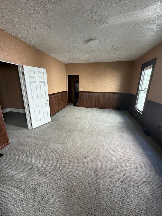 Building Photo - 820 Hess Ave